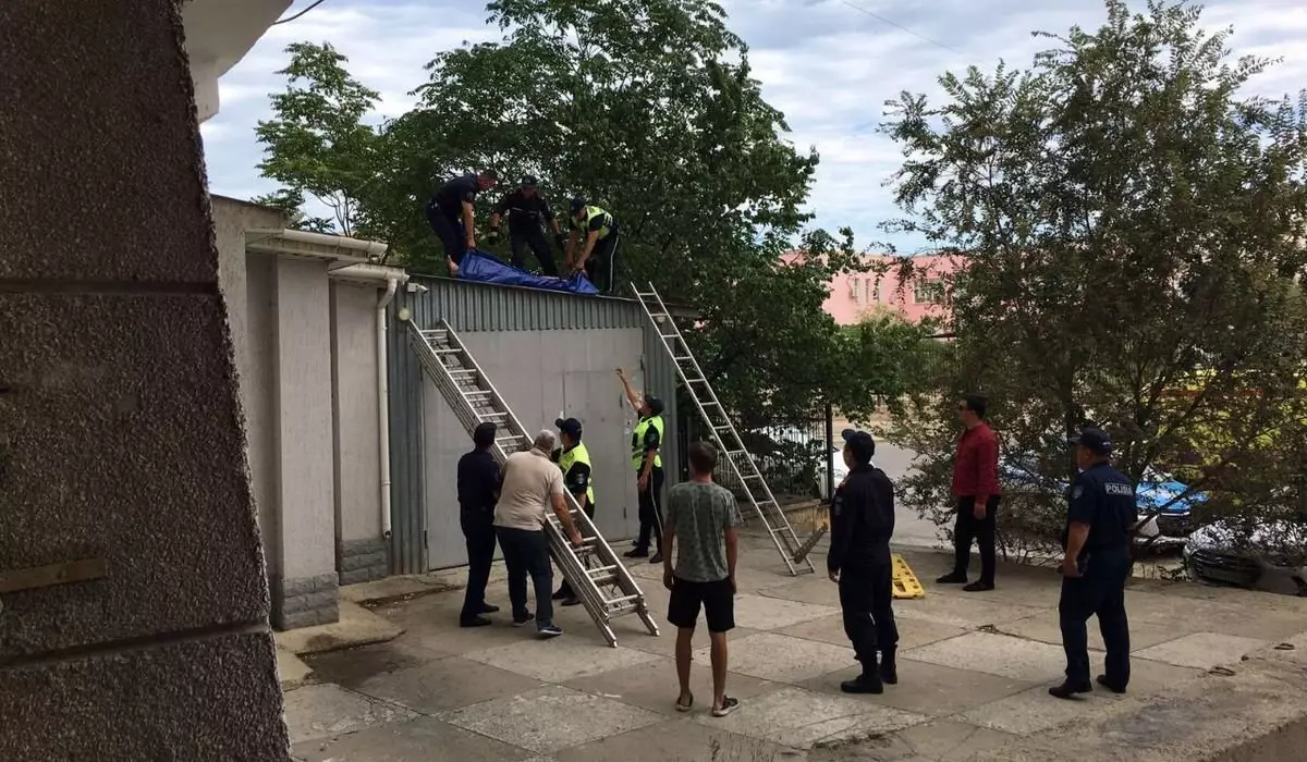 Мужчина упал с третьего этажа и отказался от госпитализации в Актау