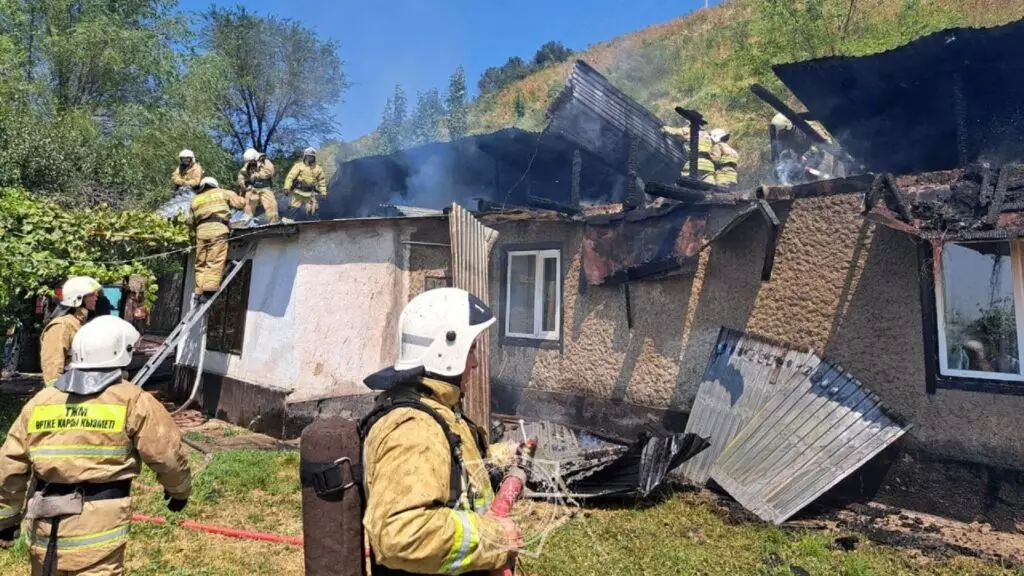 Сразу в нескольких городах в Казахстане пожарные справились с возгораниями