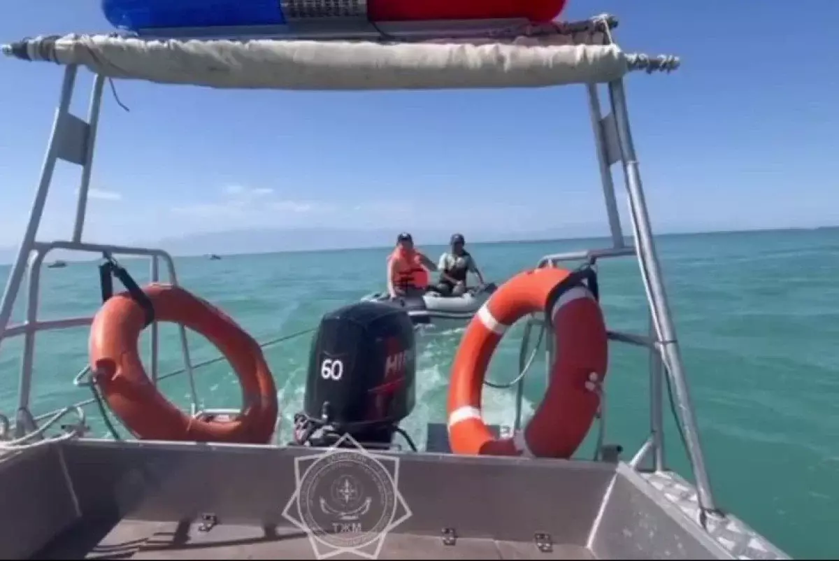 Двоих рыбаков на заглохшей лодке спасли на озере Алаколь