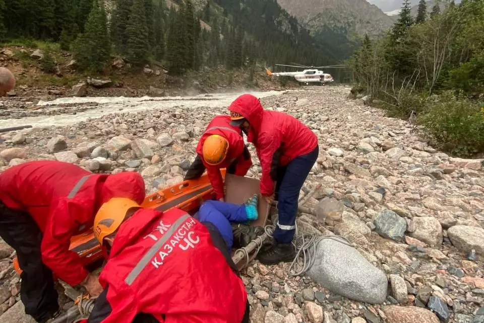 С помощью вертолёта спасатели спустили россиянку с гор в Алматинской области
