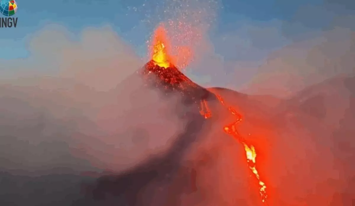 Извержение вулкана Этна попало на видео