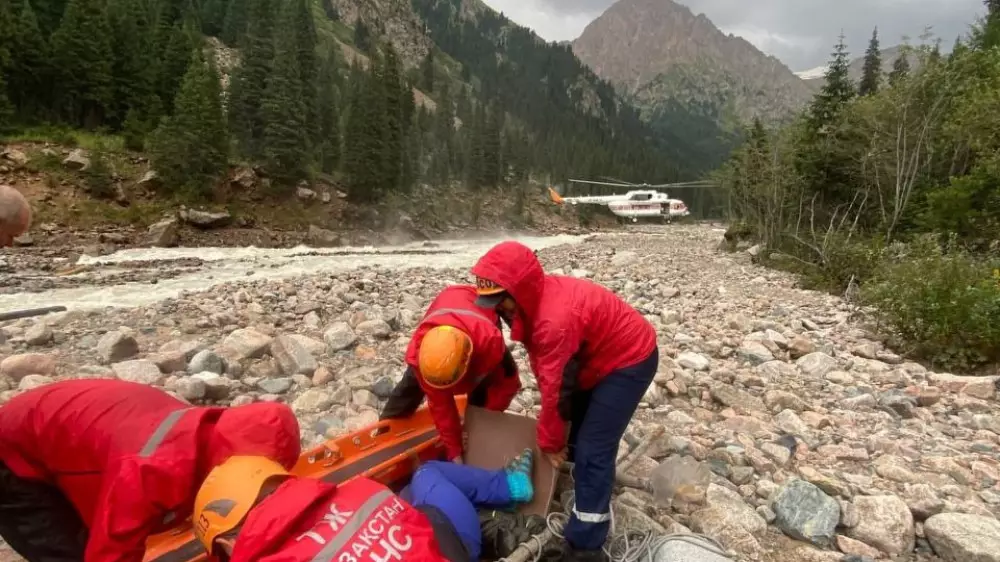 Вертолет подняли спасатели для помощи туристке из РФ в горах под Алматы