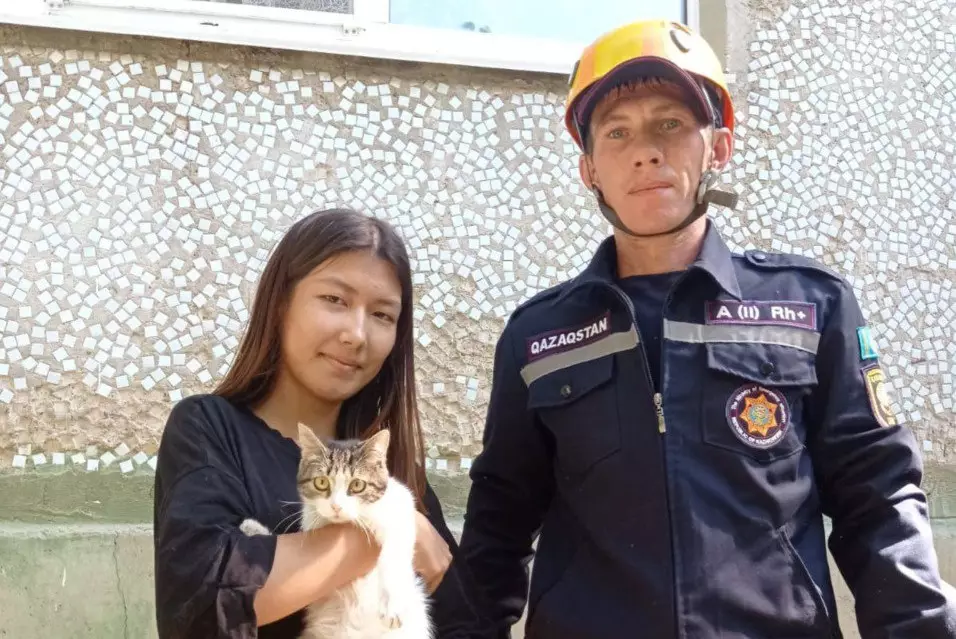 Застрявшей внутри балкона кошке пришли на помощь актюбинские спасатели