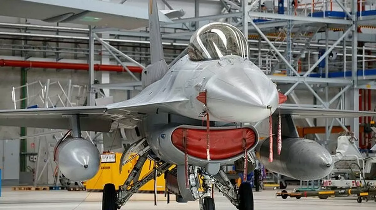 Украинаға он F-16 ұшағы жеткізілді
