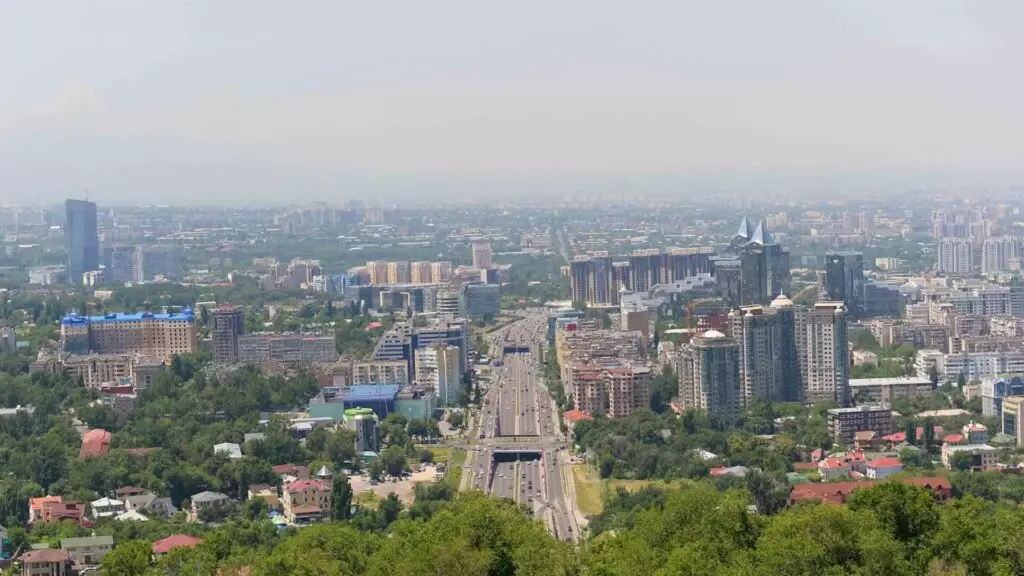 Названа среднемесячная зарплата в Алматы