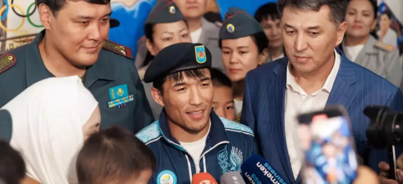 Казахстанских дзюдоистов встретили поклонники в аэропорту Алматы