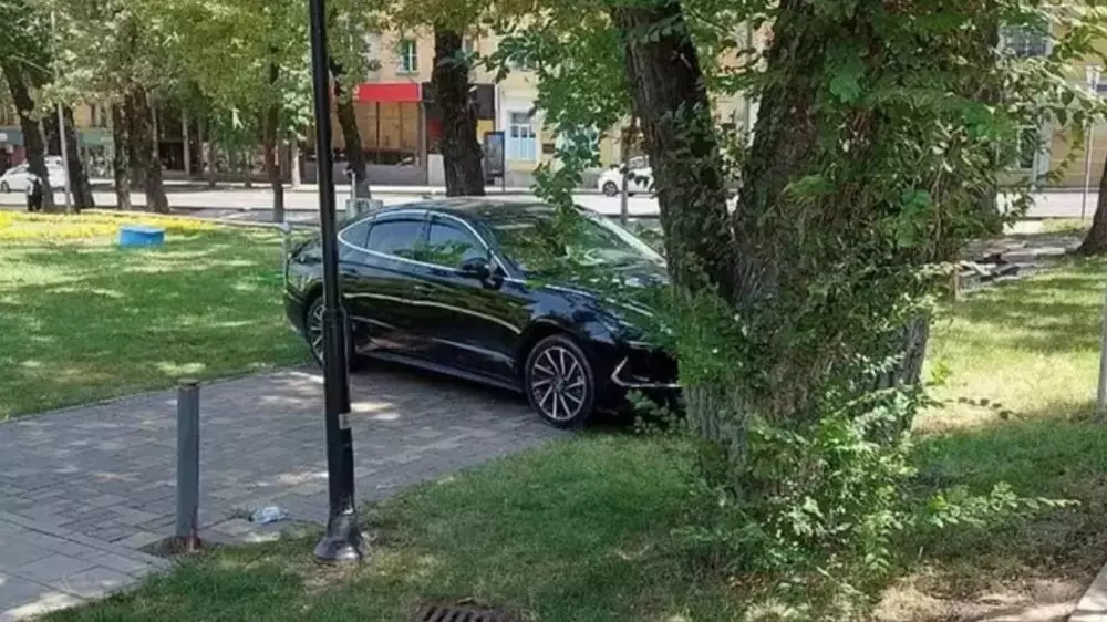 "Перепутала газ и тормоз при парковке": женщина-пешеход скончалась в Алматы