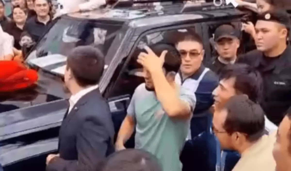 Дзюдоисту Кыргызбаеву подарили автомобиль прямо в аэропорту