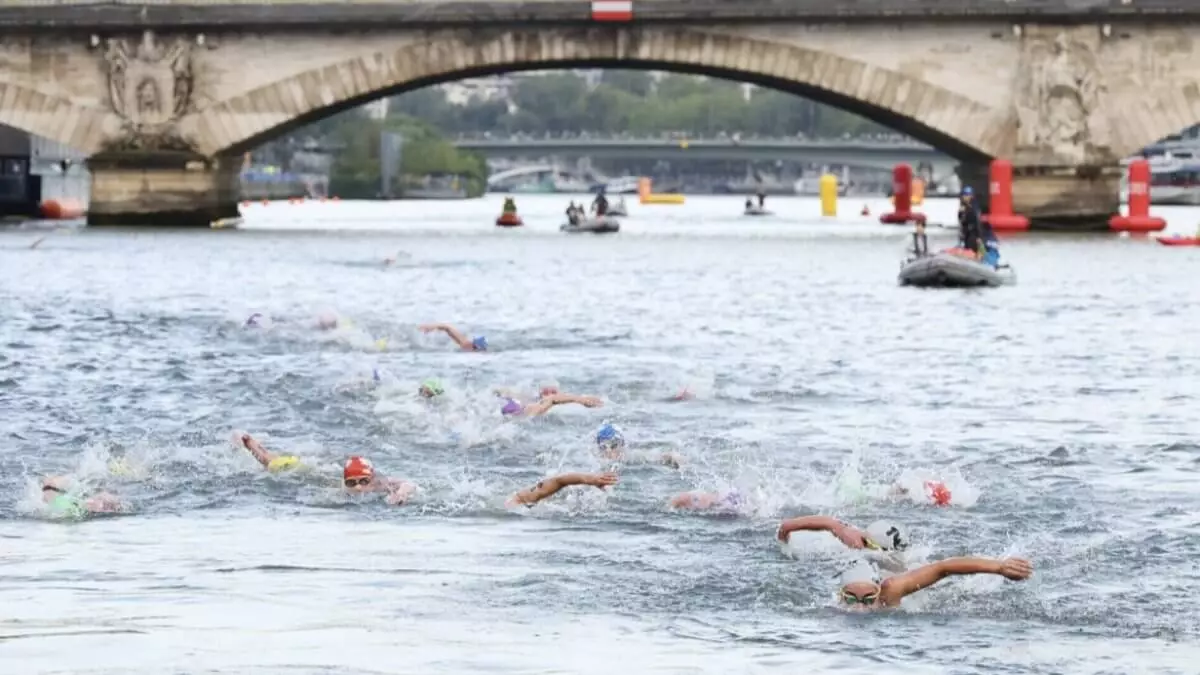 Последствия триатлона на реке Сена: атлеты из-за болезни снимаются со стартов