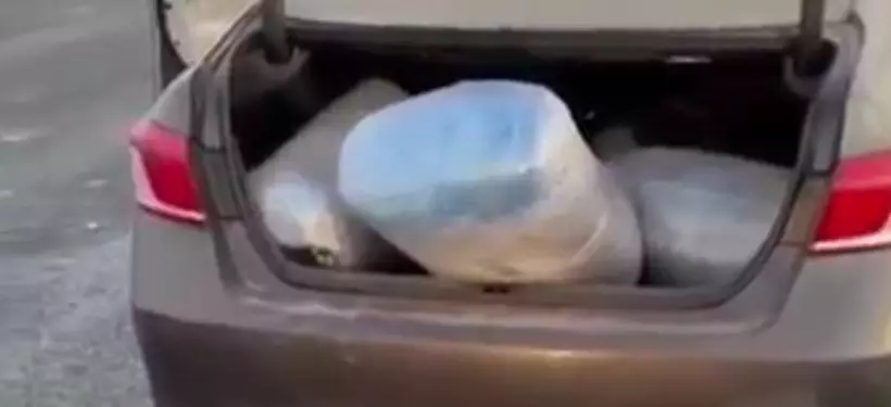 Наркоперевозчик пытался поджечь авто на глазах у полиции в Казахстане