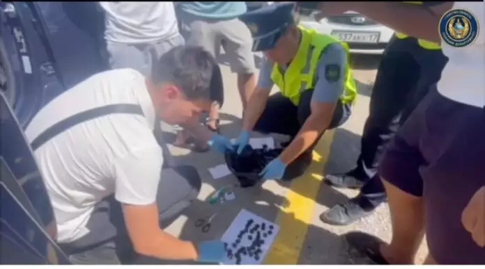 Полиция есірткі қоюшының көлігінен 47 дана мефедрон тапты