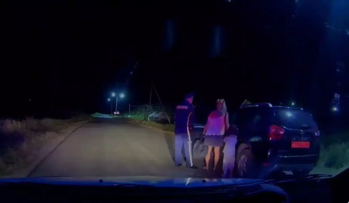 Задержание пьяной автоледи попало на видео в Павлодарской области