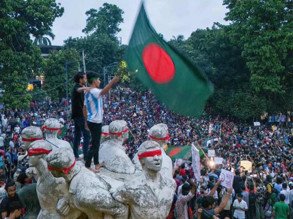 Премьер-министр Бангладеш бежала из страны после захвата резиденции протестующими