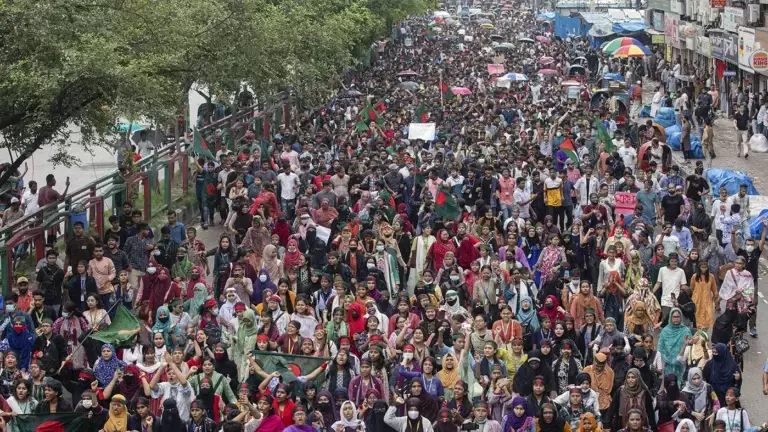 Премьер-министр Бангладеш ушла в отставку, резиденцию взяли штурмом протестующие