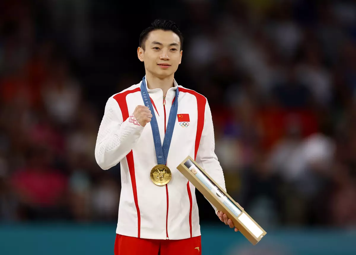 Китаец Джинкуань выиграл золото в упражнениях на брусьях на Олимпиаде-2024, серебро — у украинца Ковтуна