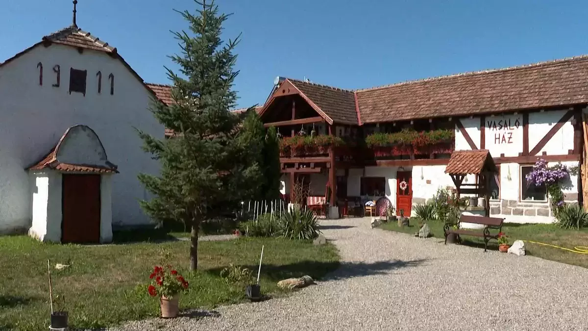 Румынияда ауыл тұрғындары туристерді тарту үшін ескі үйлерді қалпына келтіріп жатыр