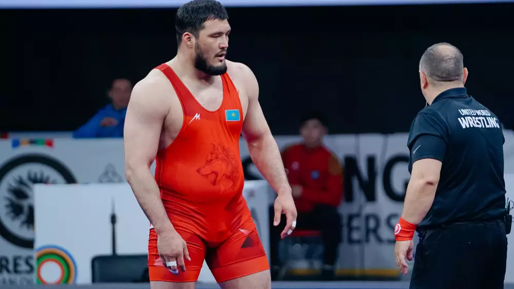 Казахстанский борец стартовал с победы над чемпионом Европы на ОИ-2024