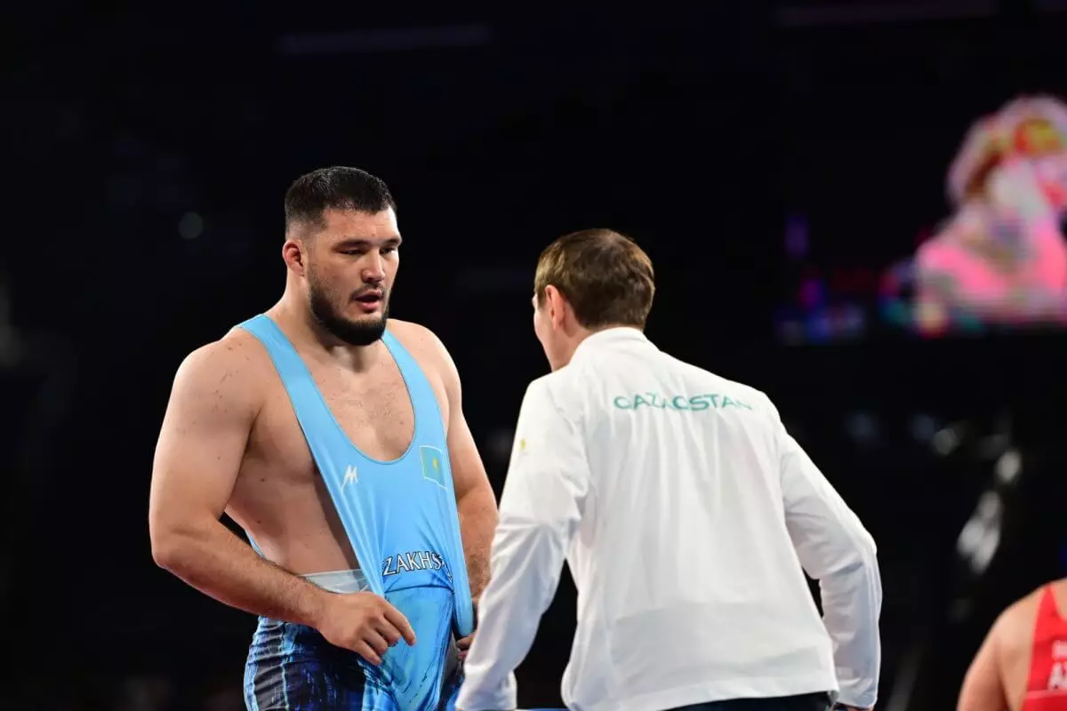 Борец Алимхан Сыздыков уступил в 1/4 финала на Олимпиаде в Париже