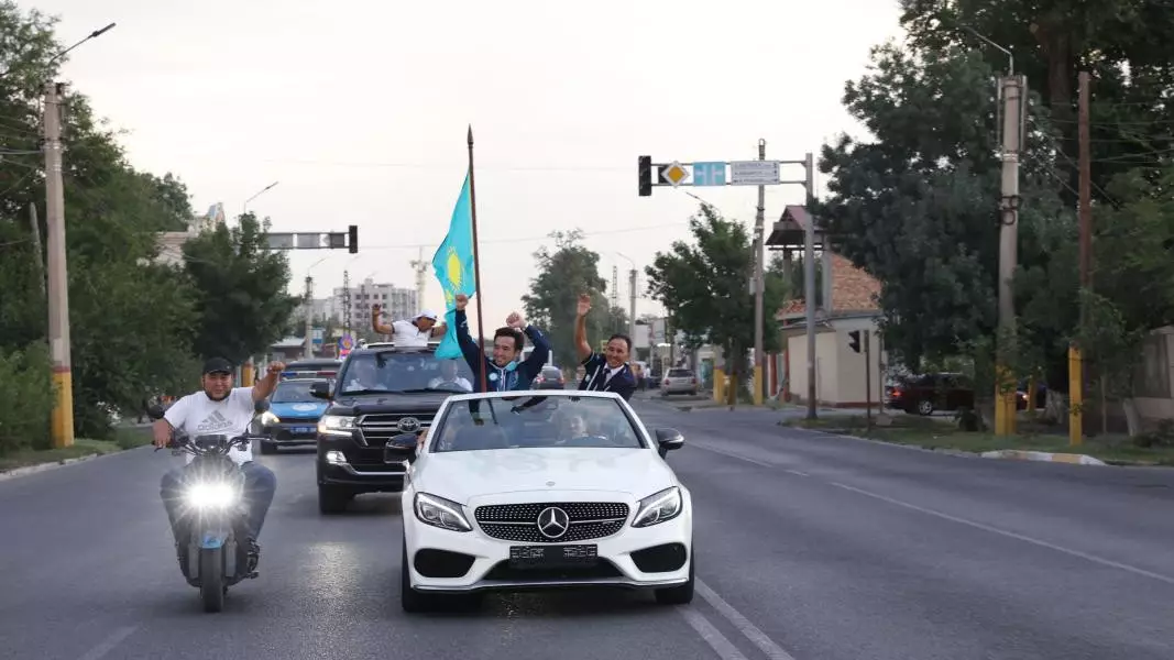 Елдоса Сметова торжественно встретили жители Жамбылской области