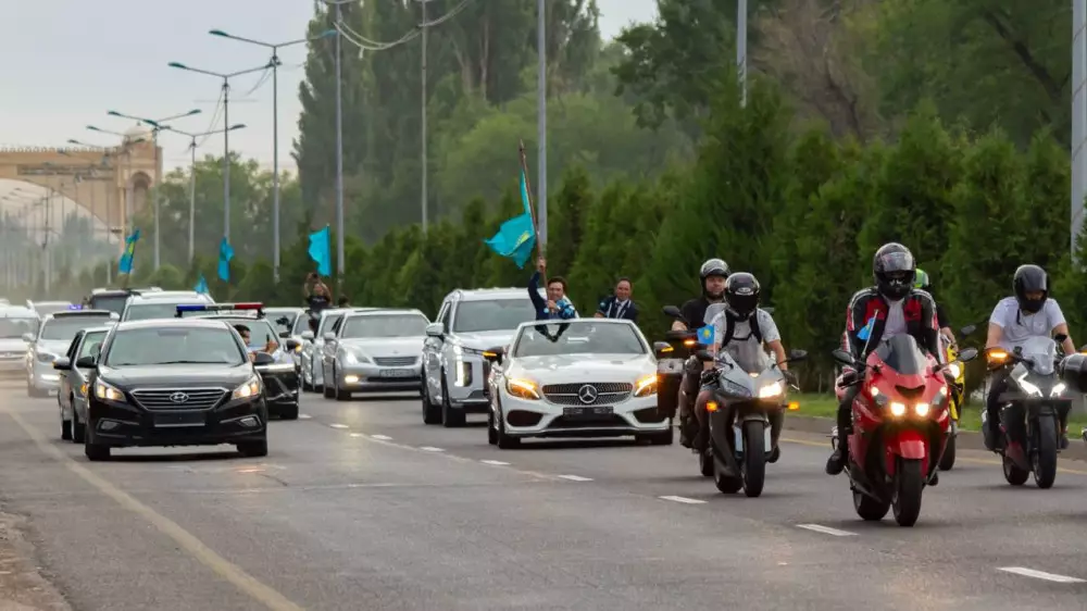 Парад машин и тысячи казахстанцев: как встречали олимпийского чемпиона в Таразе