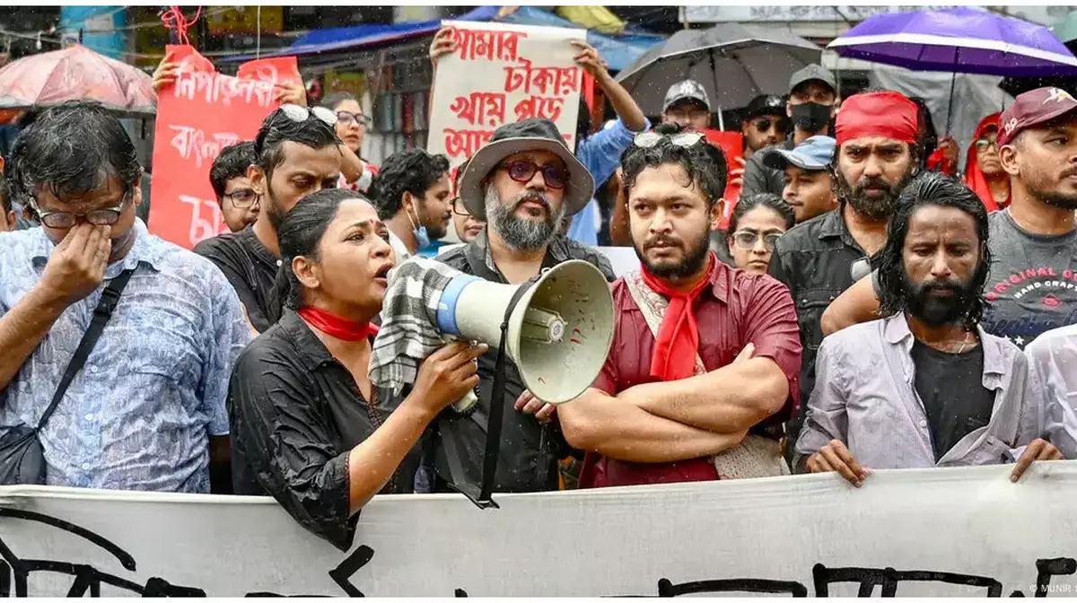Бангладештегі наразылық: Премьер-министр тікұшақпен қашып кетті