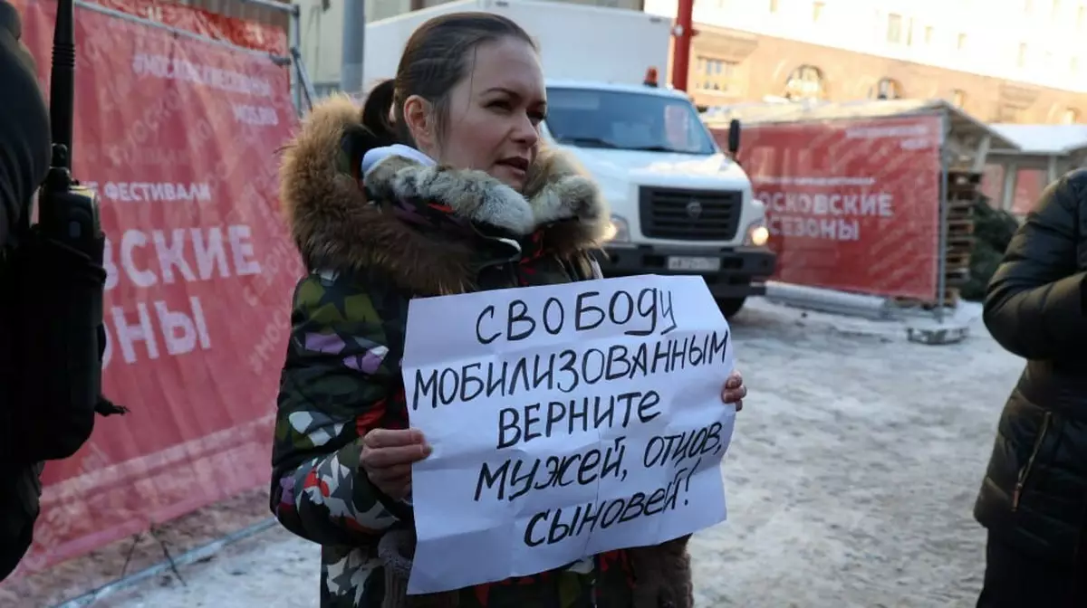 Признали "иноагентом" и оставили без работы: как власти РФ расправляются с женами мобилизованных