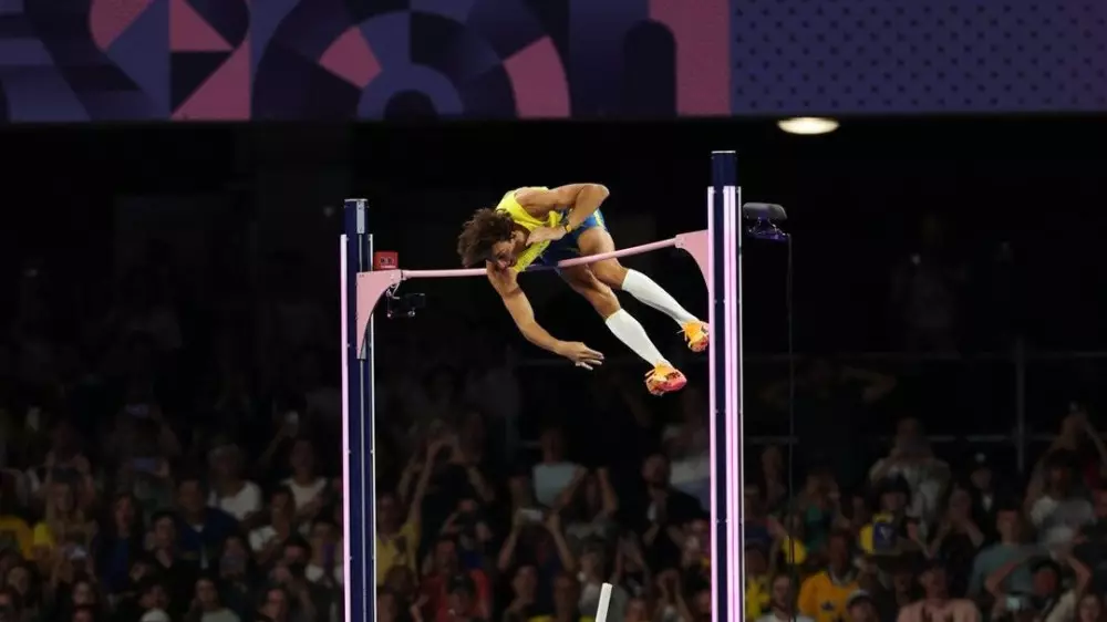 Арман Дюплантис установил мировой рекорд в прыжках с шестом на ОИ в Париже