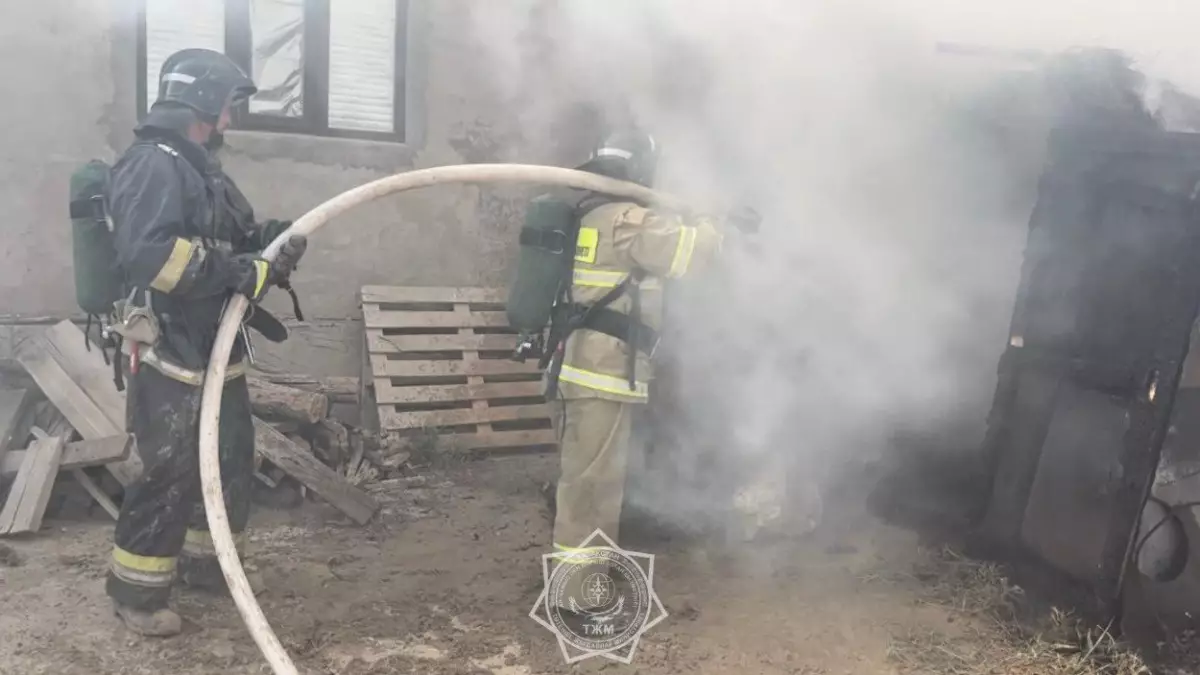 Огнеборцы Кызылординской области вынесли газовый баллон из пожара