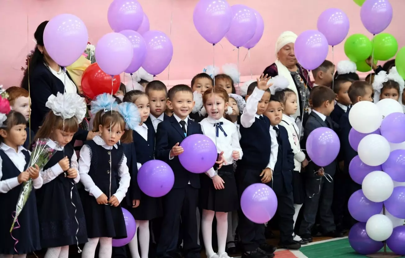 Традиционную школьную линейку 1 сентября не планируют отменять в Казахстане
