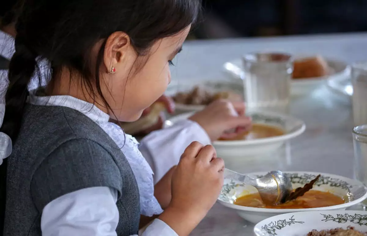 Меньше половины детей в Казахстане будут питаться в школах бесплатно