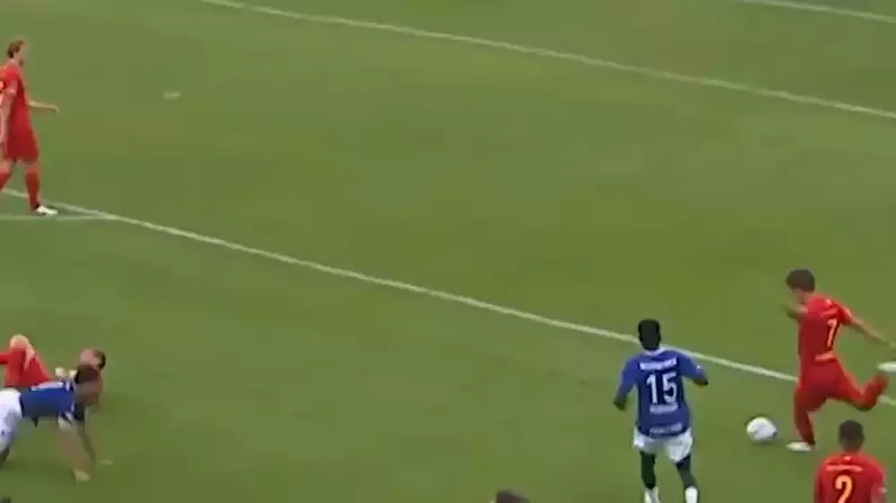 Арбитра отправили в нокдаун во время футбольного матча