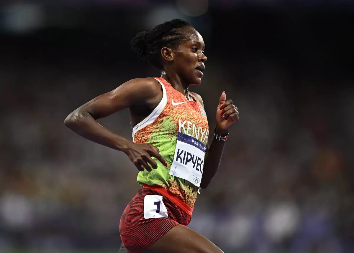 Хаос в олимпийском забеге. У кенийки сначала отобрали медаль, но затем передумали