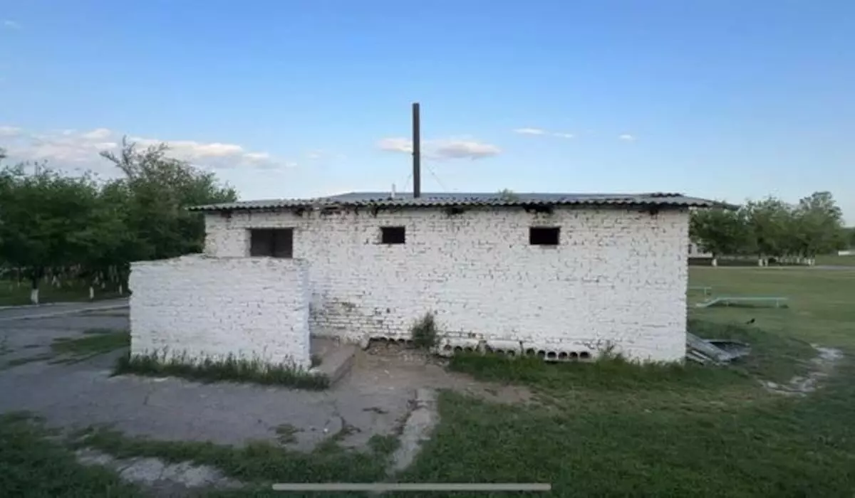 В 10 школах по Казахстану ученики по-прежнему ходят в уличные туалеты