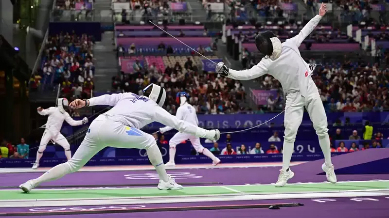 Казахстанский судья по фехтованию попал в международный скандал во время Олимпиады в Париже