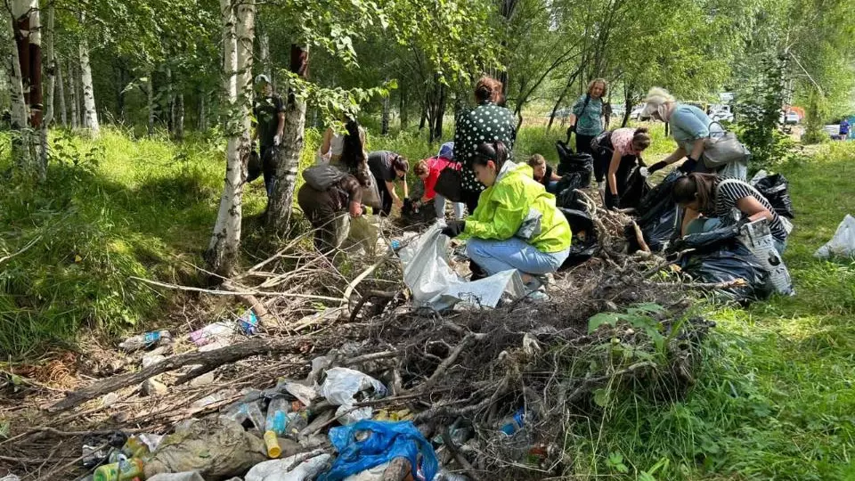 Более двух тонн мусора вывезли с берега реки Журавлиха в ВКО в рамках акции «Таза Қазақстан»