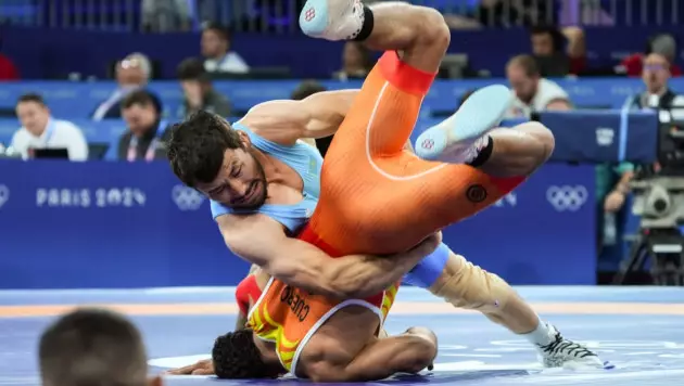 Казахский борец с досрочной победы стартовал на Олимпиаде