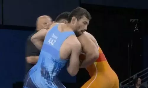 Казахстанский борец успешно стартовал на Олимпиаде и сразится с двукратным чемпионом мира
