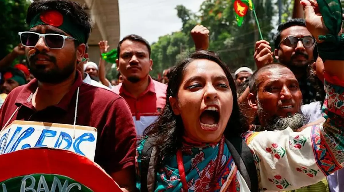 Бангладеште наразылық білдірушілер үкімет сарайына басып кірді