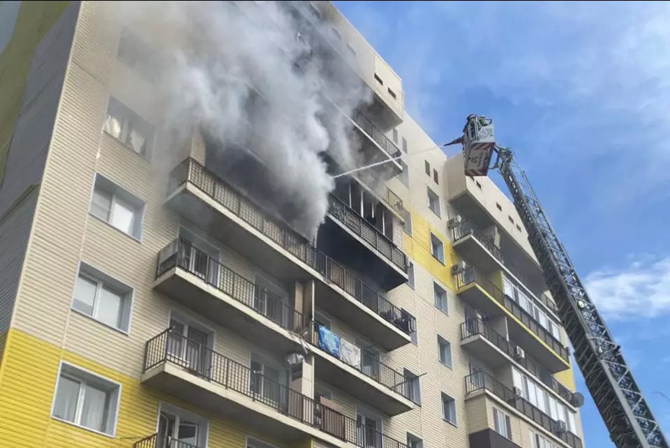 Многоэтажка загорелась в Алматинской области