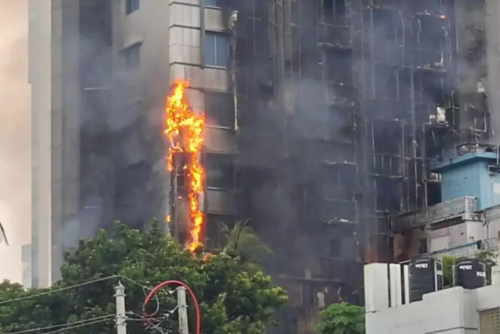 Люксовый отель подожгли в Бангладеш: 24 человека погибли