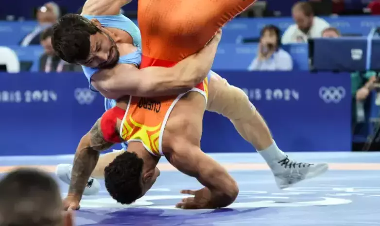 Казахстанский борец с досрочной победы стартовал на Олимпиаде