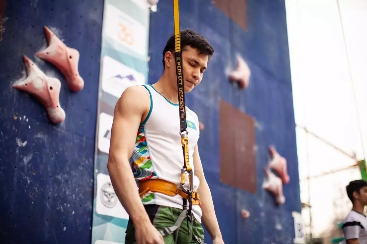 Казахстанский скалолаз побил олимпийский рекорд в Париже