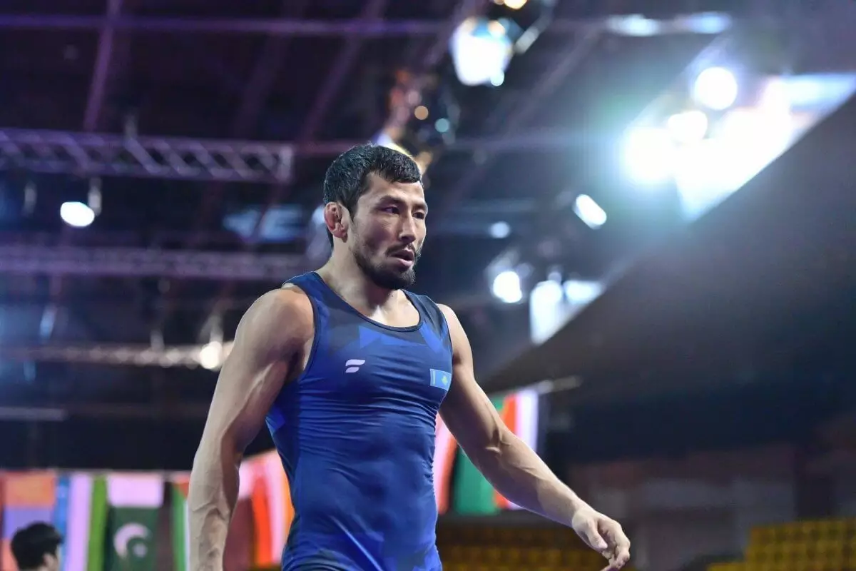 Казахстанский борец обыграл двукратного чемпиона мира на ОИ-2024