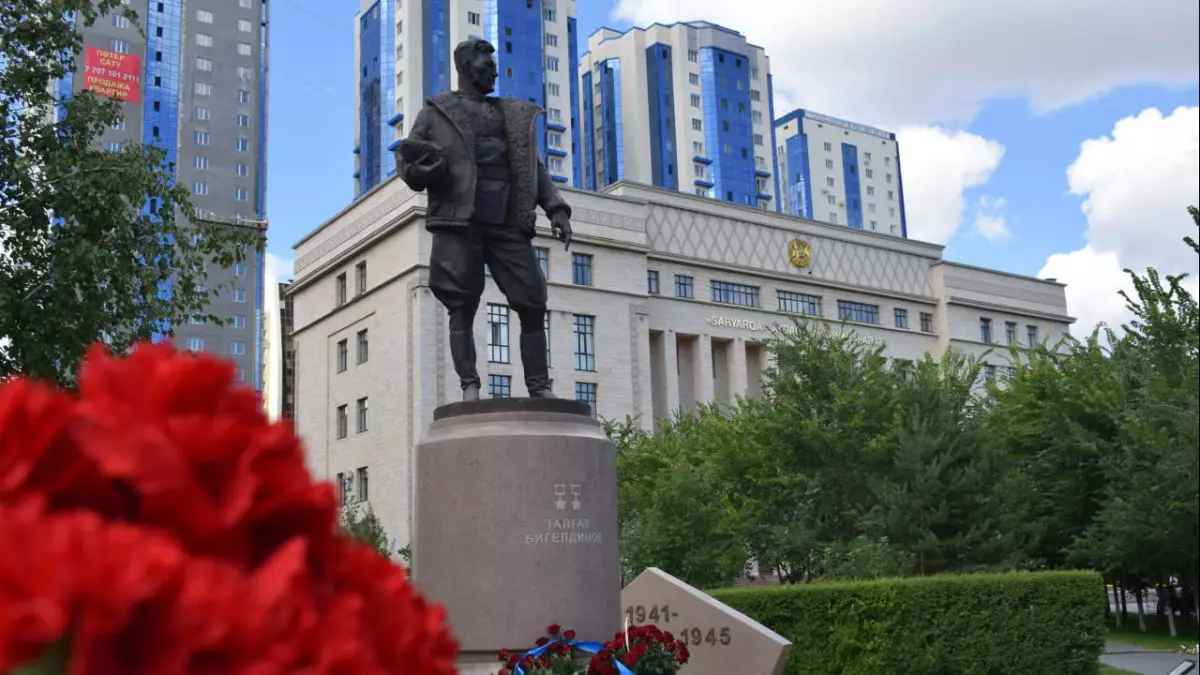 Торжественная церемония возложения цветов к памятнику Талгата Бигельдинова состоялась в Астане