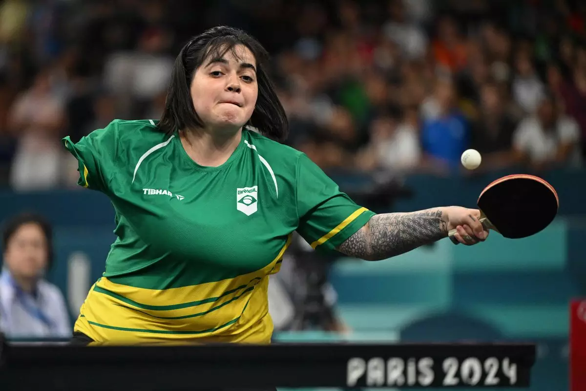 «Надеюсь, издевательства скоро кончатся». Однорукая бразильская теннисистка стала героем на Играх