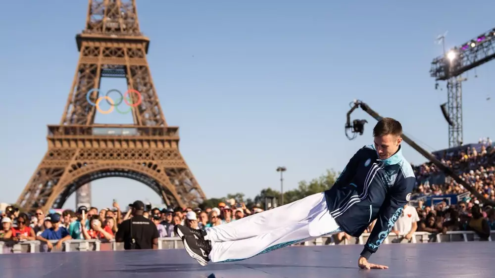 Призер Олимпиады из Казахстана показал эффектный трюк перед Эйфелевой башней