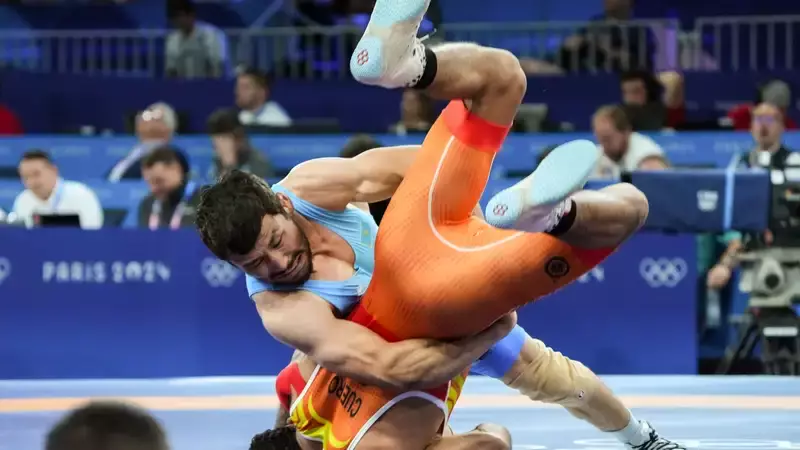 С кем сразится за выход в финал Олимпиады сенсационно победивший звёздного кыргыза казахский борец