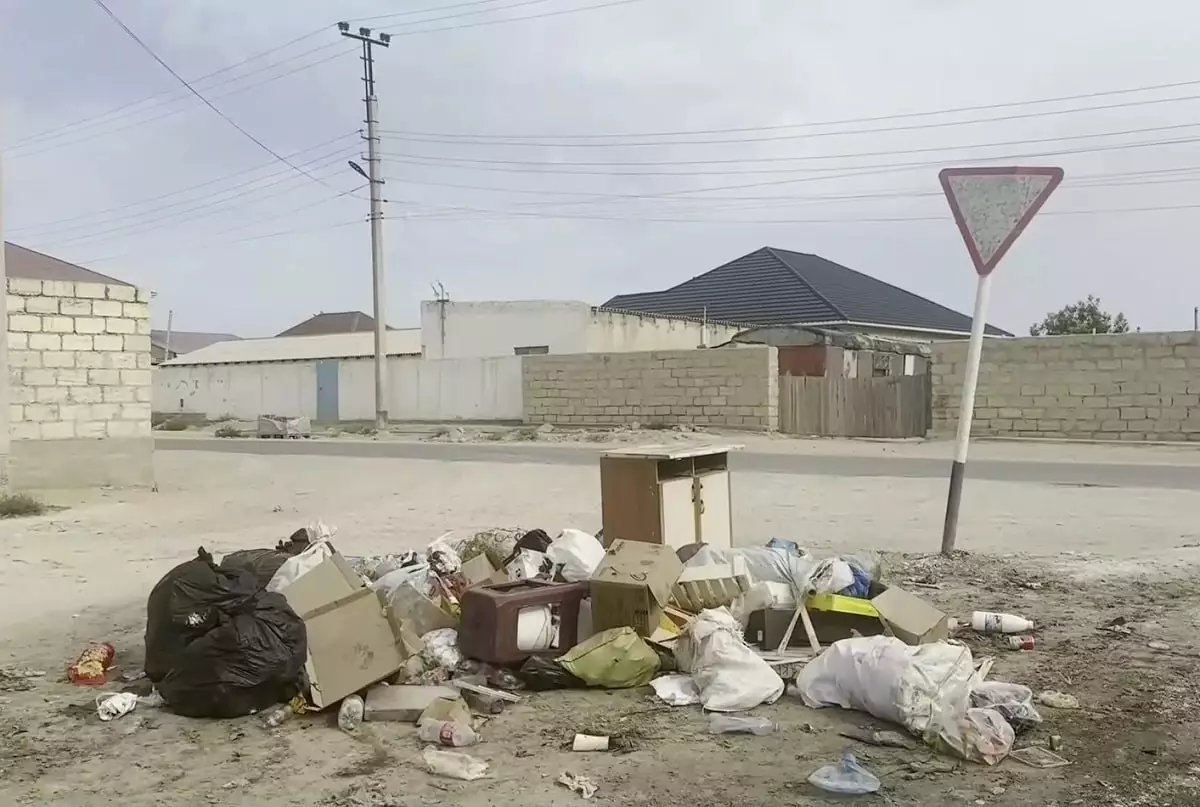 Утопают в горах мусора: сельчане жалуются на бездействия коммунальщиков