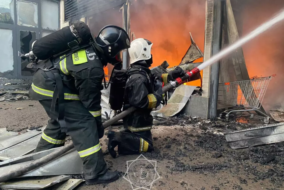 Пожар в кафе тушат в Жамбылской области