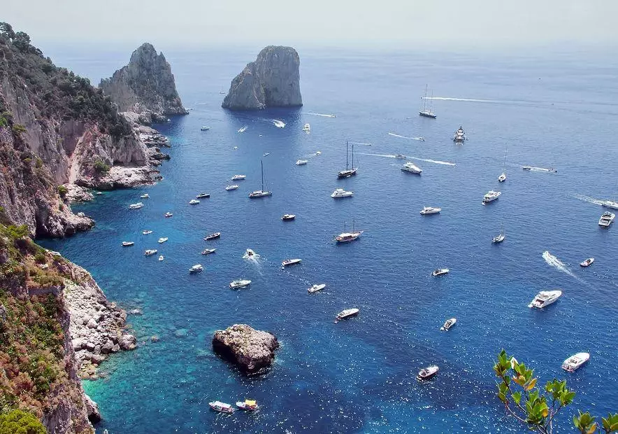 Туристам запретят подплывать слишком близко к острову Капри